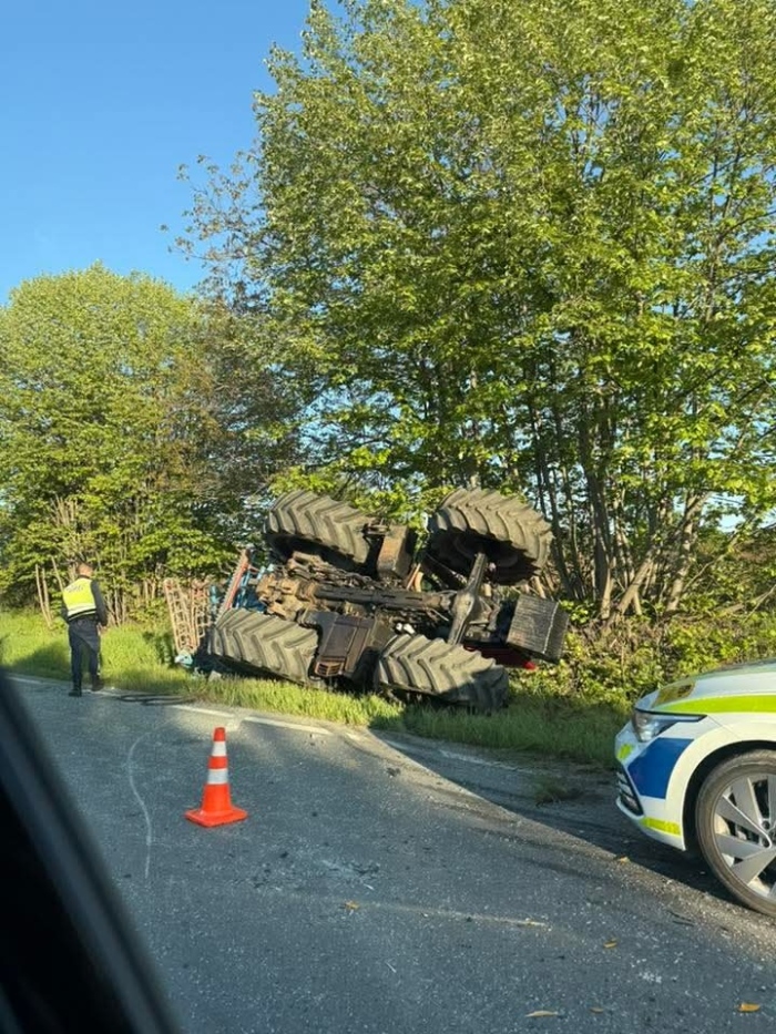 Катастрофа между камион и трактор затруднява движението по пътя София -Варна край Добри дял (СНИМКИ)