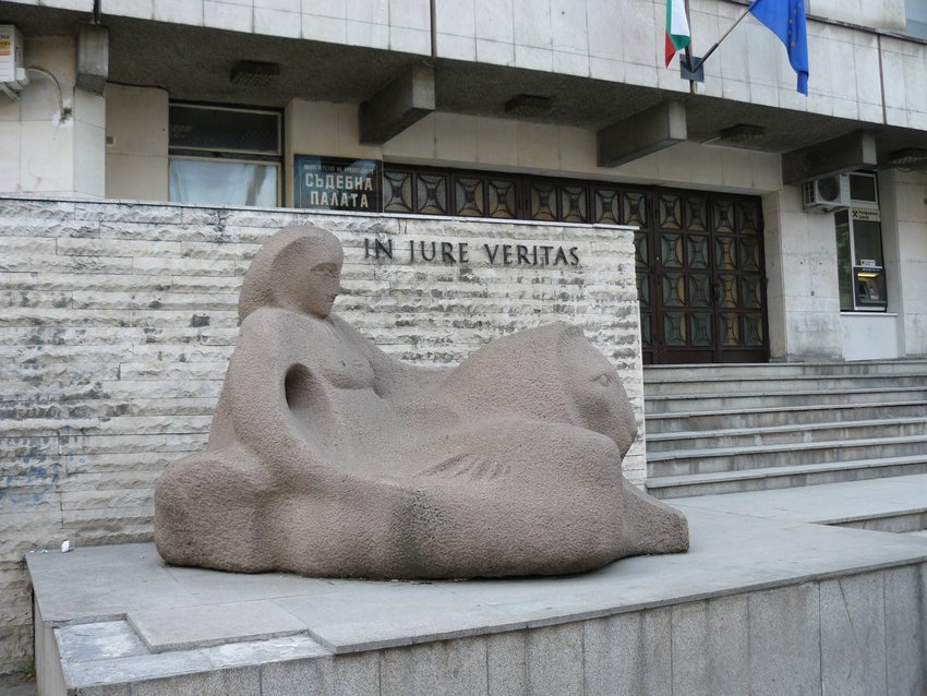 Близки скриха смъртта на техен роднина, погребаха го тайно в двора на къща във Велико Търново 