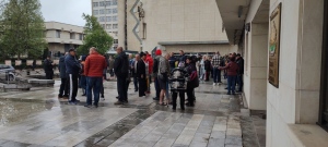 Десетки протестираха пред Община Горна Оряховица срещу идеята за продажба на общинската болница (СНИМКИ)