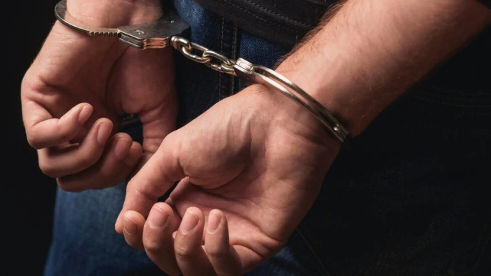 Мъж удари два шамара на друг в Павликени и го обра, задържаха го