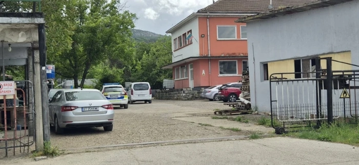 Полицията влезе в химическо предприятие, в близост до детската градина в Горна Оряховица
