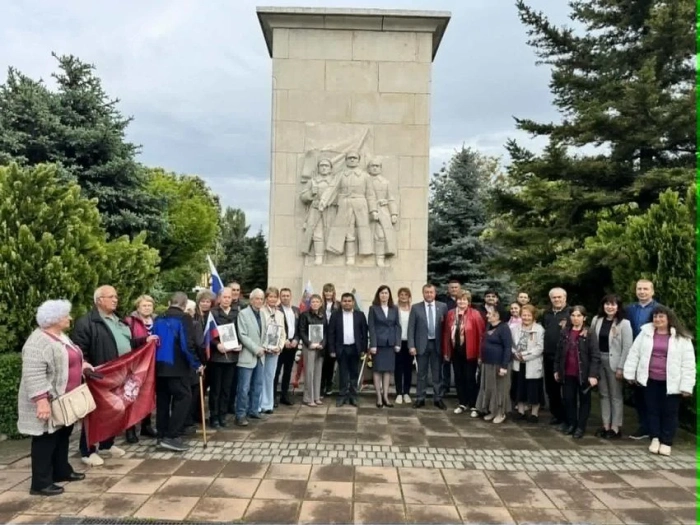 Поклонение пред паметника на героите в Павликени