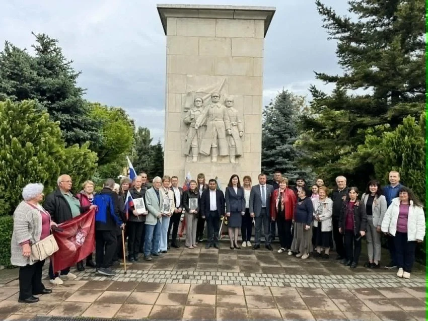 Поклонение пред паметника на героите в Павликени