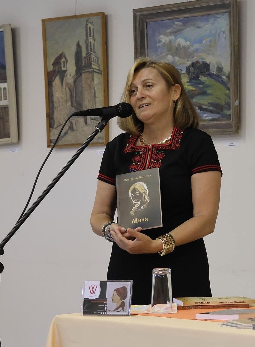 Венцислава Великова представи творчеството си на лясковчани