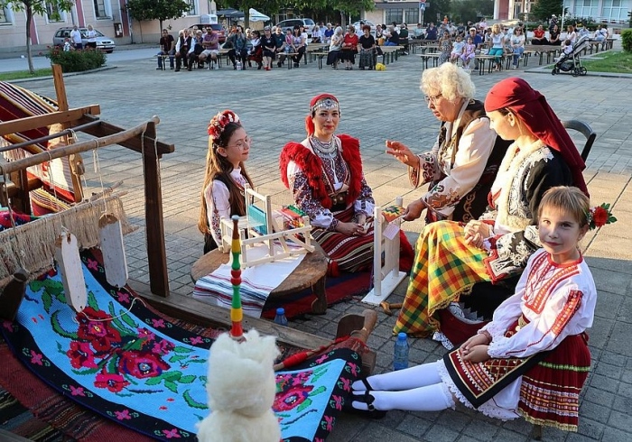 Фолклорното богатство на родния край представи третият Фестивал на шевицата в Лясковец