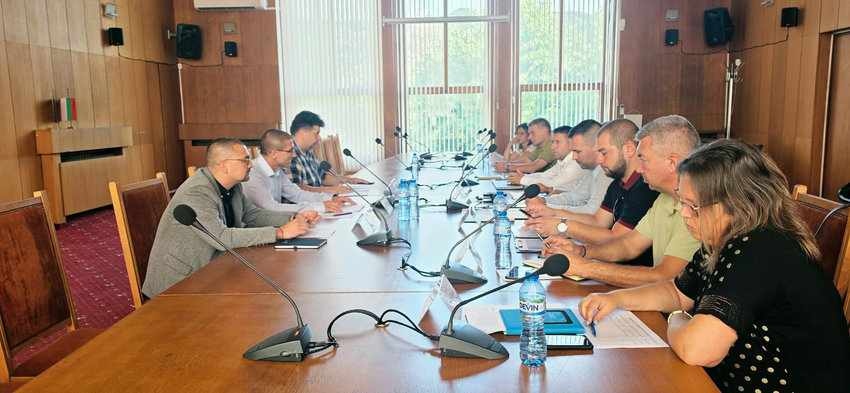 Областният управител свика кризисен щаб за опасните дървета около далекопроводите