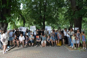 Десетки жители на Павликени се събраха на мирен протест в подкрепа на Айредин Мехмедов, който пострада в Германия при падане от влак с висока скорост