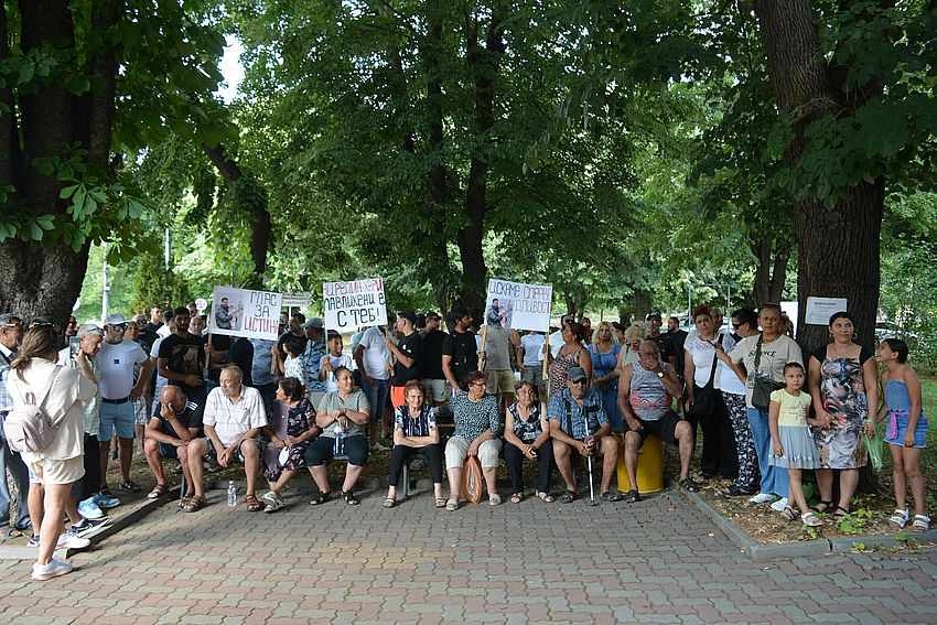 Десетки жители на Павликени се събраха на мирен протест в подкрепа на Айредин Мехмедов, който пострада в Германия при падане от влак с висока скорост
