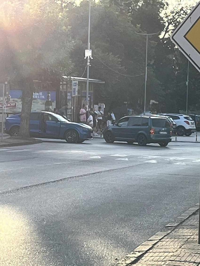 Автомобил блъсна велосипедист на пешеходна пътека в центъра на Лясковец (СНИМКА)