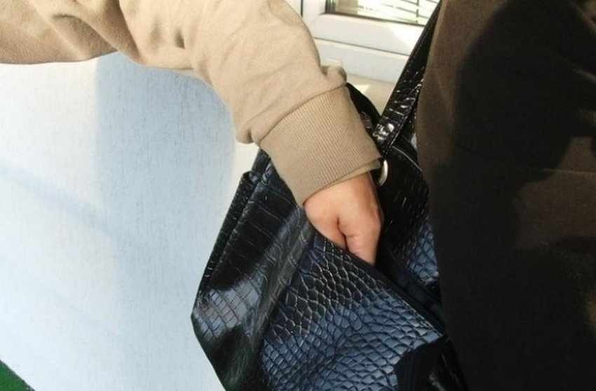 Търновец обра шведска туристка в галерия