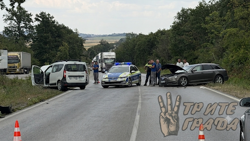 Две коли се удариха челно на пътя София - Варна край Момин сбор, две деца са пострадали (СНИМКА)