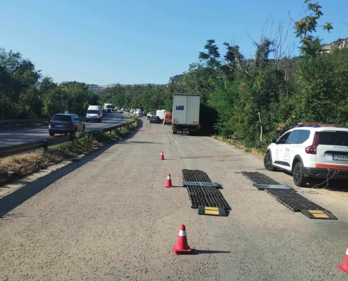 Претоварени тежкотоварни автомобили, санкционирани водачи и пътници без обезопасителни колани в тричасова операция 