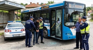 Полицията във Велико Търново задържа вандал, вилнял в градски автобус
