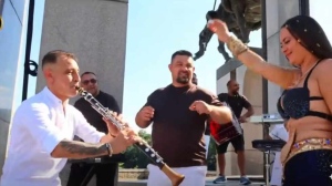 Участниците в клипа с кючек пред Паметника на Асеневци се намират в чужбина