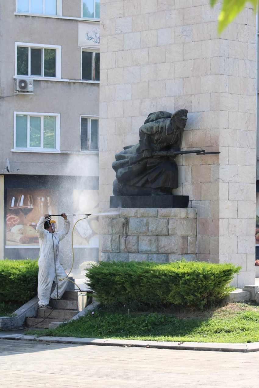 Почистиха Паметника на загиналите във войните и Мазневската чешмичка в Лясковец (СНИМКИ)