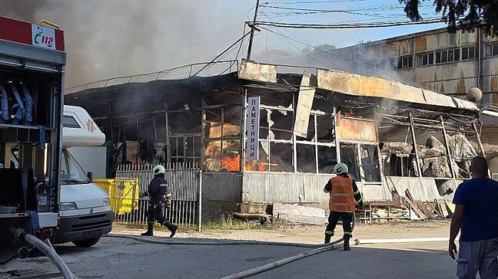Разследват причините за пожара в цех за дограма в Свищов 
