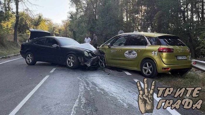 Челен сблъсък между такси и лек автомобил затруднява движението край Арбанаси (СНИМКА)