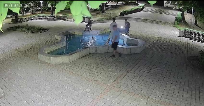 Деца трошат шадраван в Лясковец (ВИДЕО)