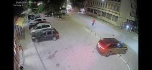 Шофьор помете три ограничителни колчета в центъра на Лясковец и избяга