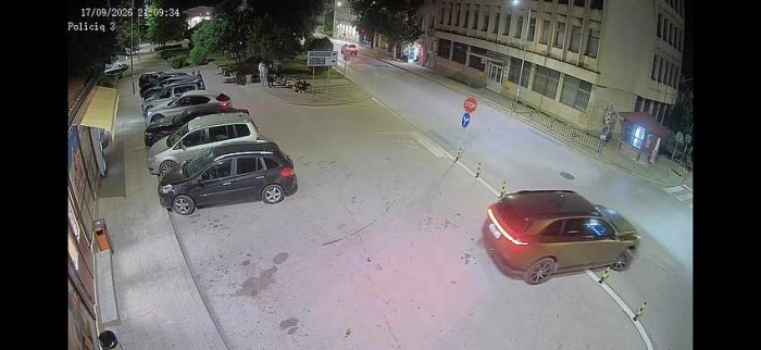 Шофьор помете три ограничителни колчета в центъра на Лясковец и избяга