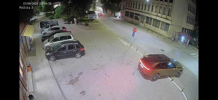 Шофьор помете три ограничителни колчета в центъра на Лясковец и избяга