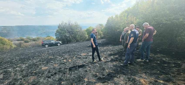 Областният управител ръководи гасенето на пожар в землището на село Беляковец