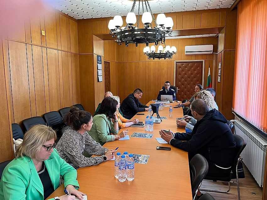 Полицейски служители и директори на училища с първа работна среща по проекта „Кариерен компас - МВР“