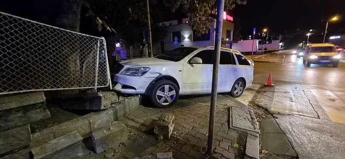 Кола се вряза в оградата на детска градина във Велико Търново (СНИМКИ + ВИДЕО)