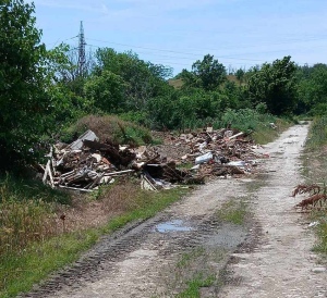 Фирма изхвърли незаконно строителни отпадъци в местността Павловлията край Свищов и беше заловена