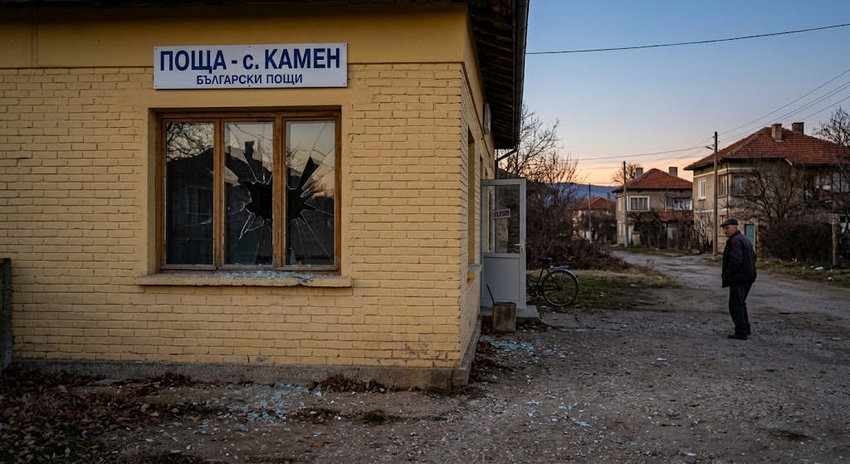 Малолетно момче счупи прозорец на пощата в село Камен