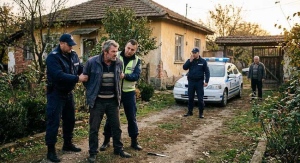 Опасен инцидент в село Александрово: Задържаха 59-годишен мъж, нападнал полицаи с нож