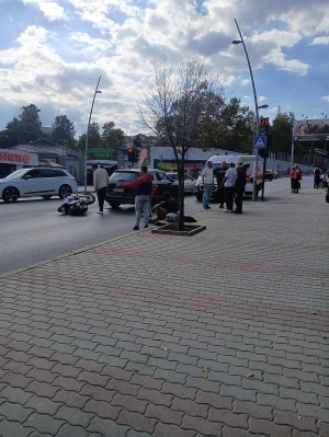 Лека катастрофа с моторист затрудни движението при Централния пазар във Велико Търново