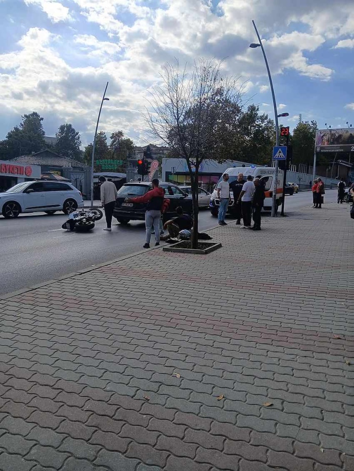 Лека катастрофа с моторист затрудни движението при Централния пазар във Велико Търново