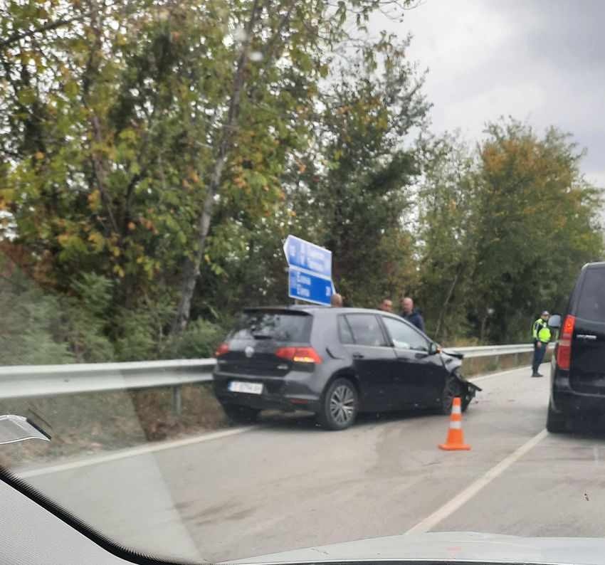 Лека катастрофа блокира движението на разклона за село Драгижево по пътя за Елена Велико Търново