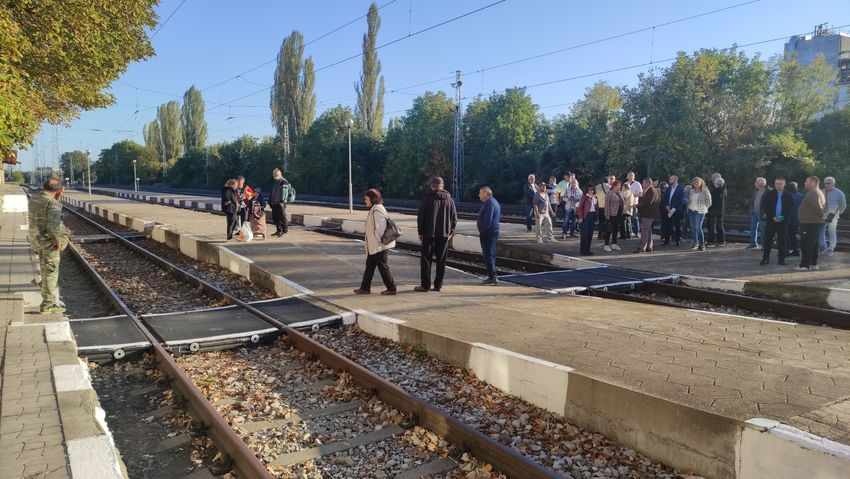 Жители на Павликени излязоха на протест срещу новото ЖП разписание, настояват експресните влакове да спират в града (СНИМКИ)