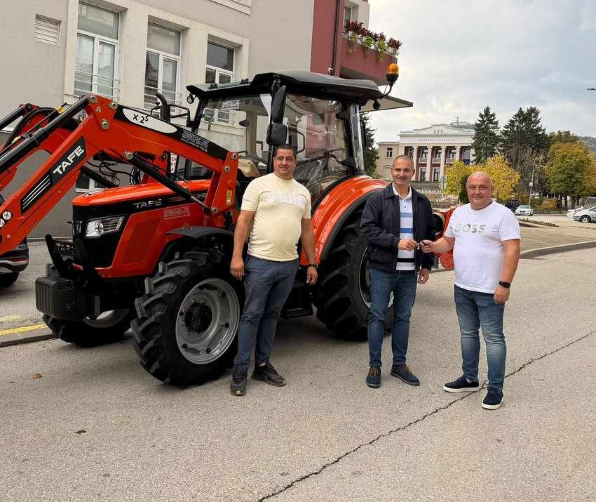 Нов трактор с прикачен инвентар попълни автопарка на Общинското предприятие „Благоустройство, озеленяване и почистване“ в Лясковец
